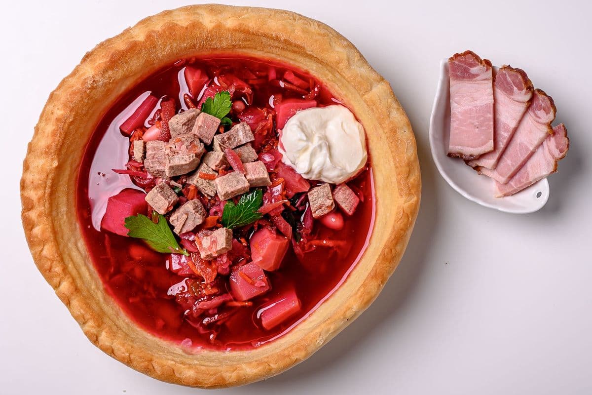 RED BORSCH with BEEF in Bread Plate (450g) (50 Cal)