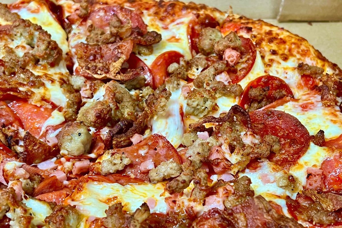 14" Large Reginos Deli Pizza