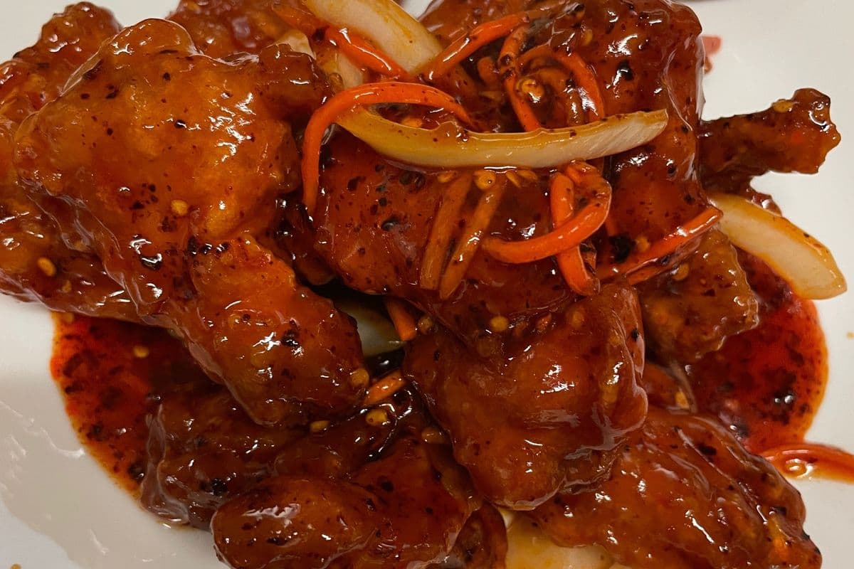9. Spicy Garlic Chicken Wings (10 pcs) 🌶️
