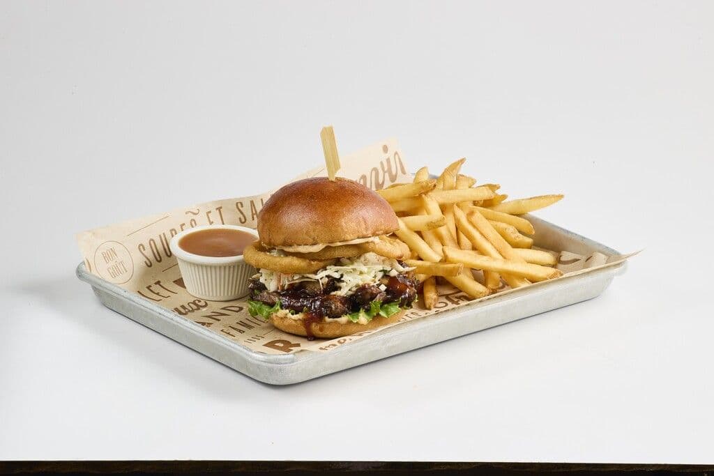 Burger décadent aux côtes levées et rondelles d'oignon / Decadent Burger