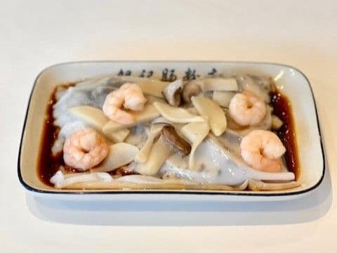 R24 Shrimps and King mushroom with truffle paste rice noodle roll / R24 黑松露鮮蝦王子菇腸粉 