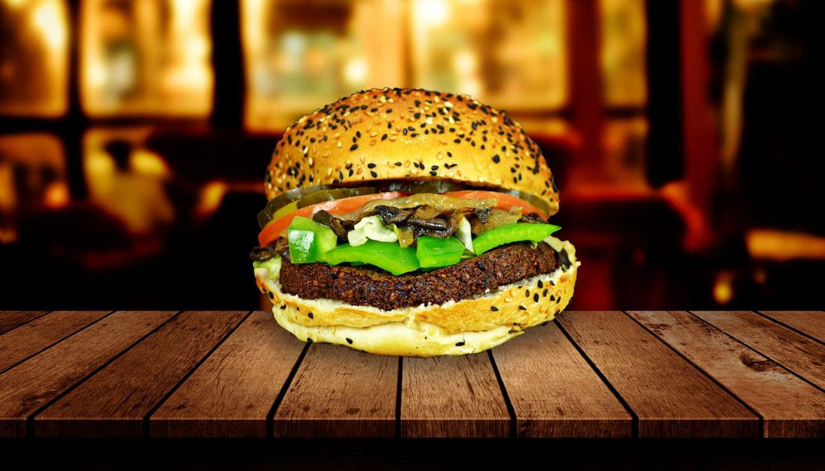 005b - Burger Deluxe Végétalien (falafel) / Vegan Deluxe Burger (falafel)