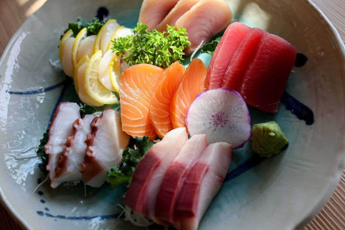 Deluxe Sashimi (18 pcs)