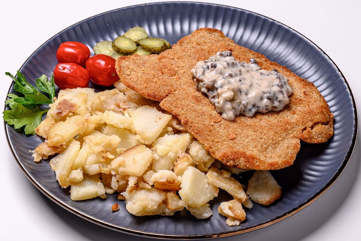 BEEF SCHNITZEL with Mushroom Sauce + Side Dish (400 g)
