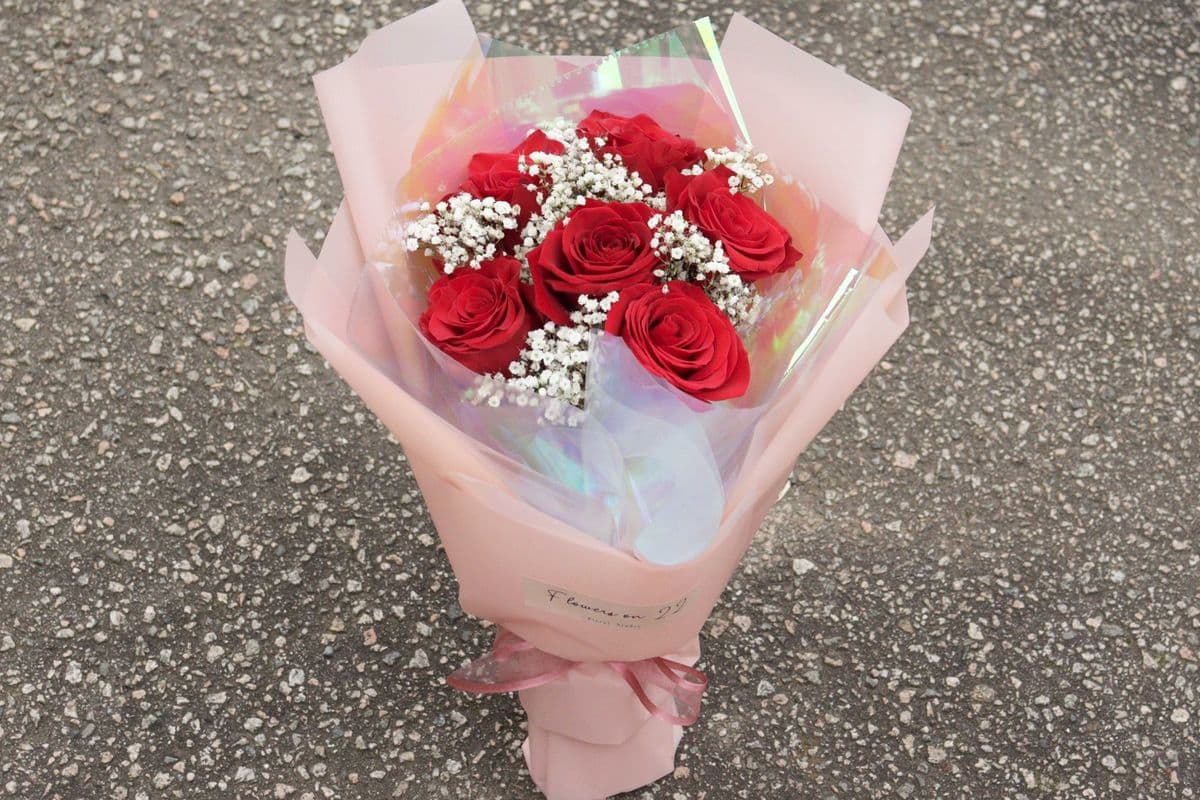 R1D. Love is Red - Pink Wrapping (6 roses + baby's breath)