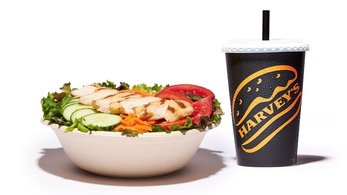Salade de poulet grillé avec boisson
