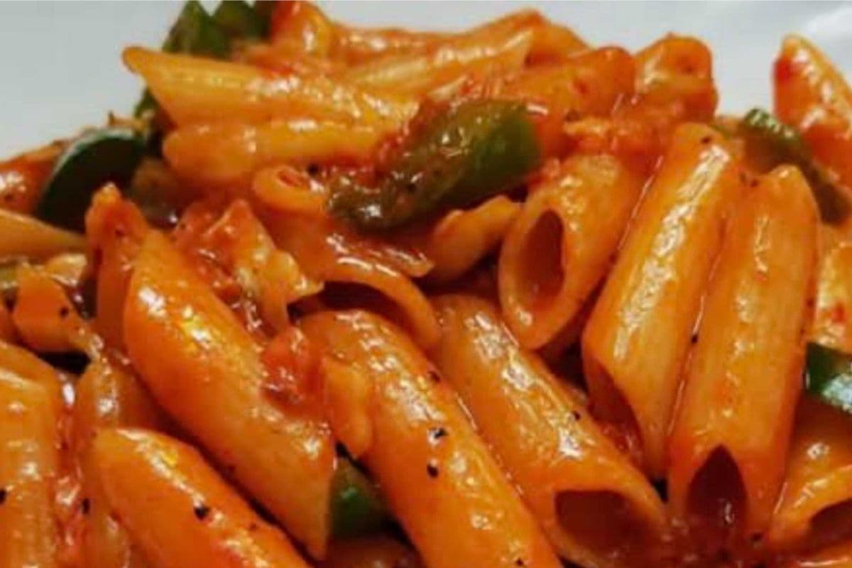 Schezwan Pasta + Garlic Bread