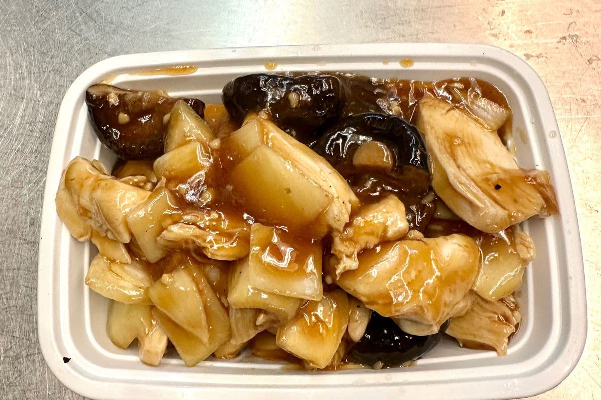 C10. Poulet sauté avec champignons / Stir-Fried Chicken with Mushrooms