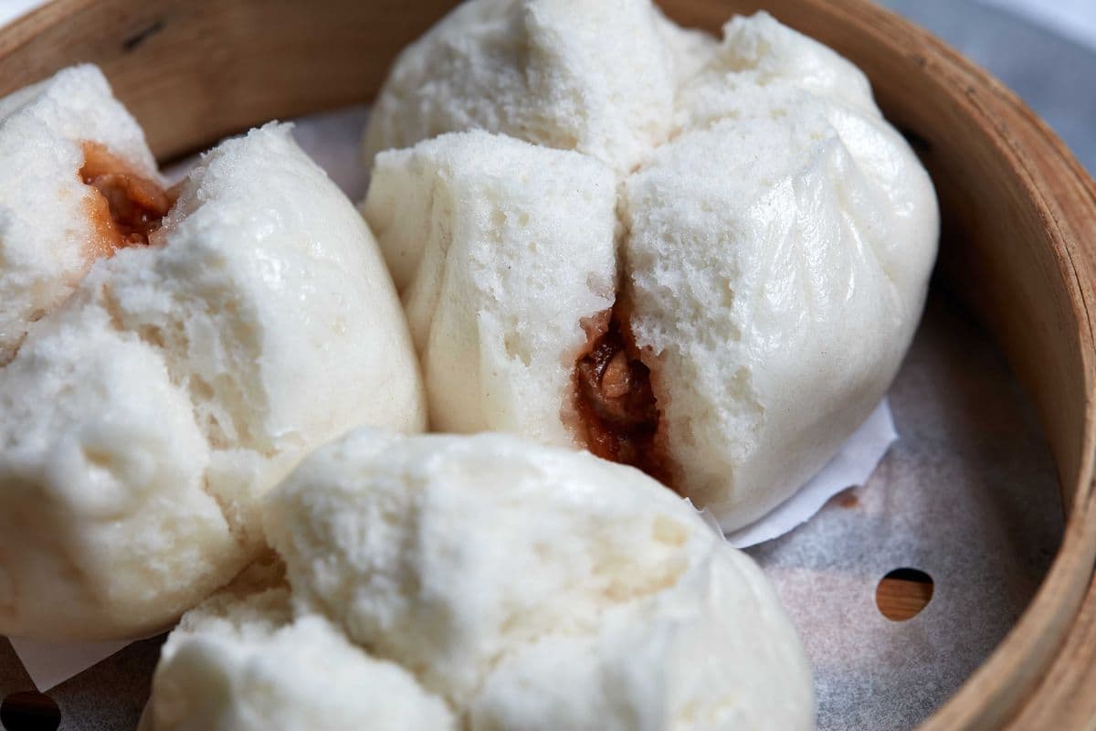 Z3. Pain à la vapeur au porc barbecue (3 mcx) / Steamed Barbeque Pork Buns (3 pcs)