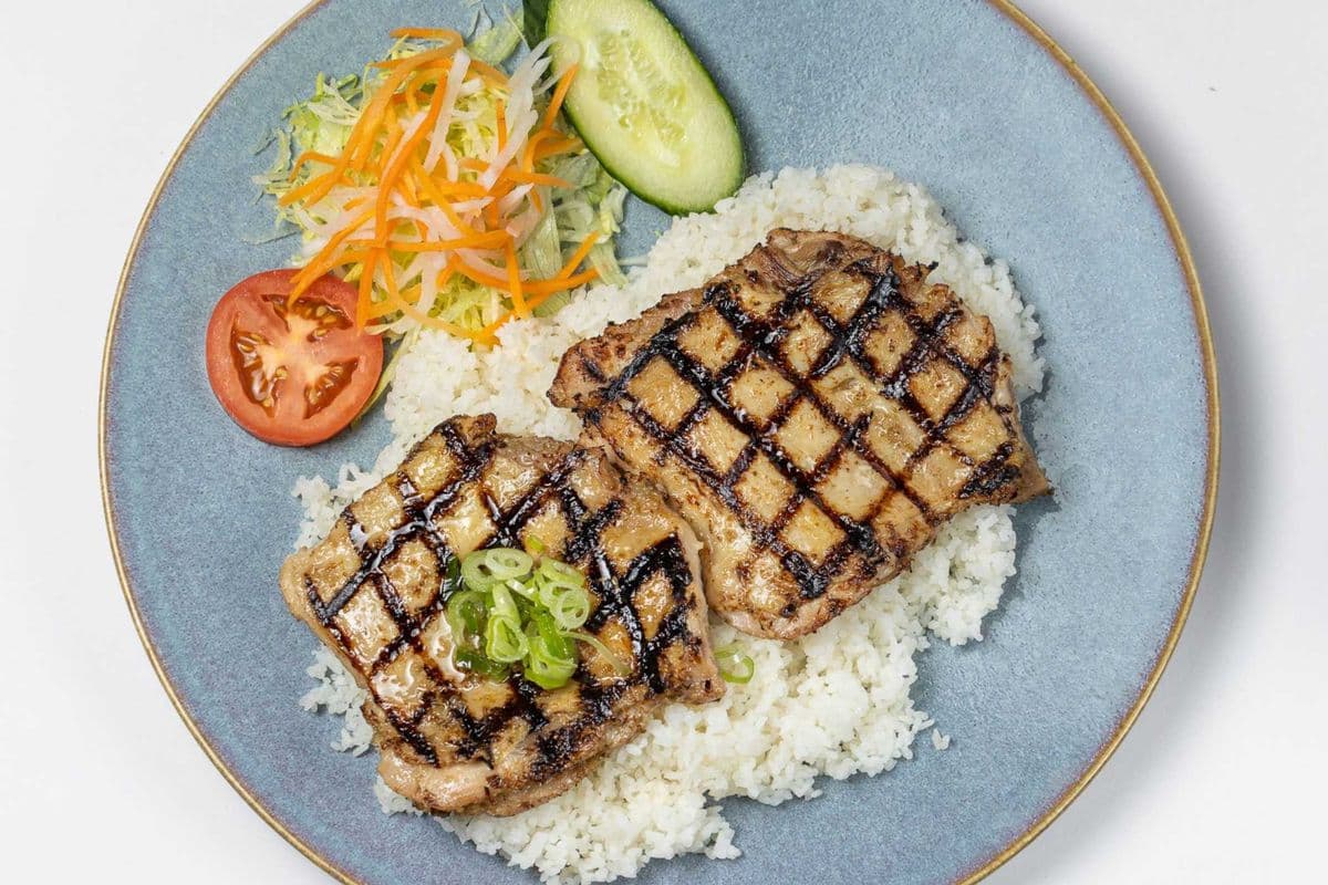 33. Grilled Chicken on Broken Rice (2 pcs)