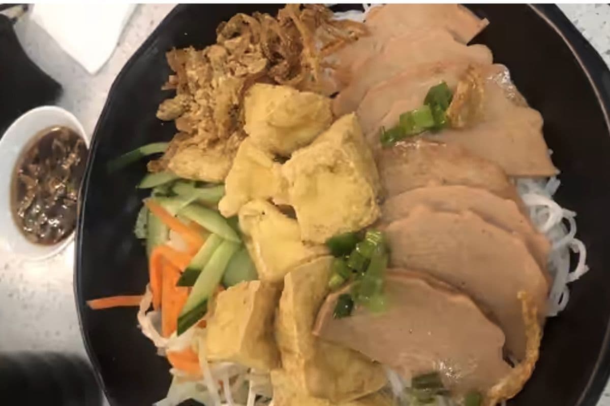V6. Vegetarian Vermicelli with Fried Tofu . BÚN CHAY