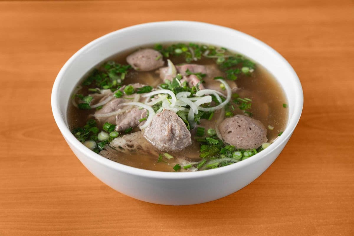 Soupe tonkinoise au boeuf saignant, flanc bien cuit et boulettes de boeuf