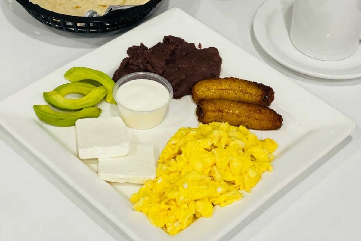 Traditional Breakfast / Desayuno Típico