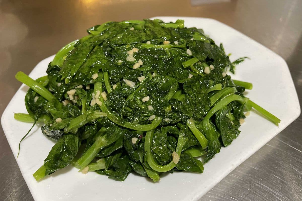 V12. Garlic Pea Leaves (蒜蓉豆苗皇)