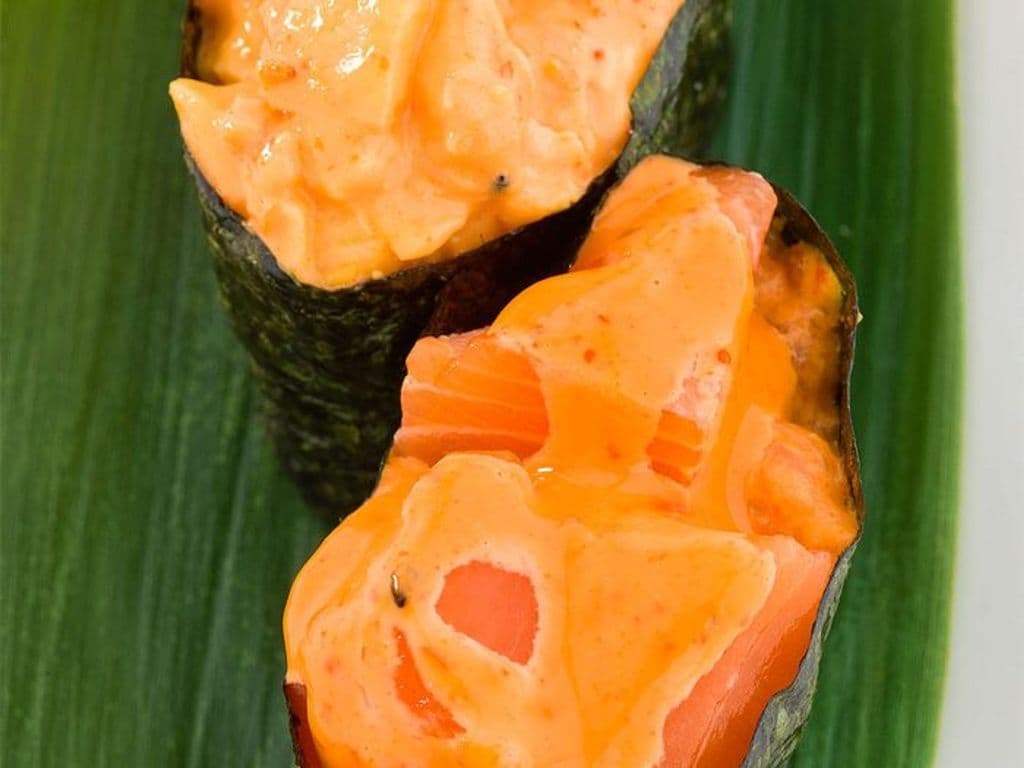 Spicy Salmon Sushi (2 pcs)