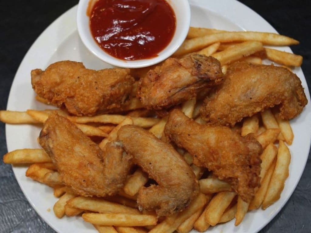 Chicken Wings and Fries (6 pcs)