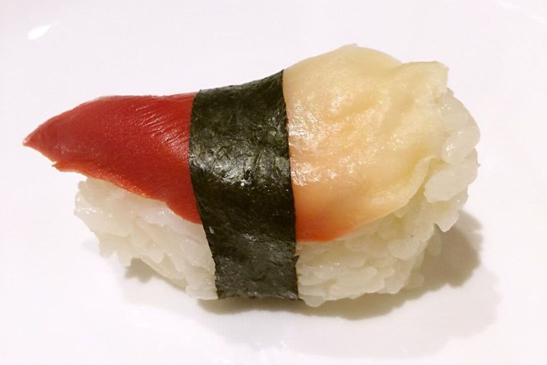 S10. Surf Clam Sushi (2 pcs)