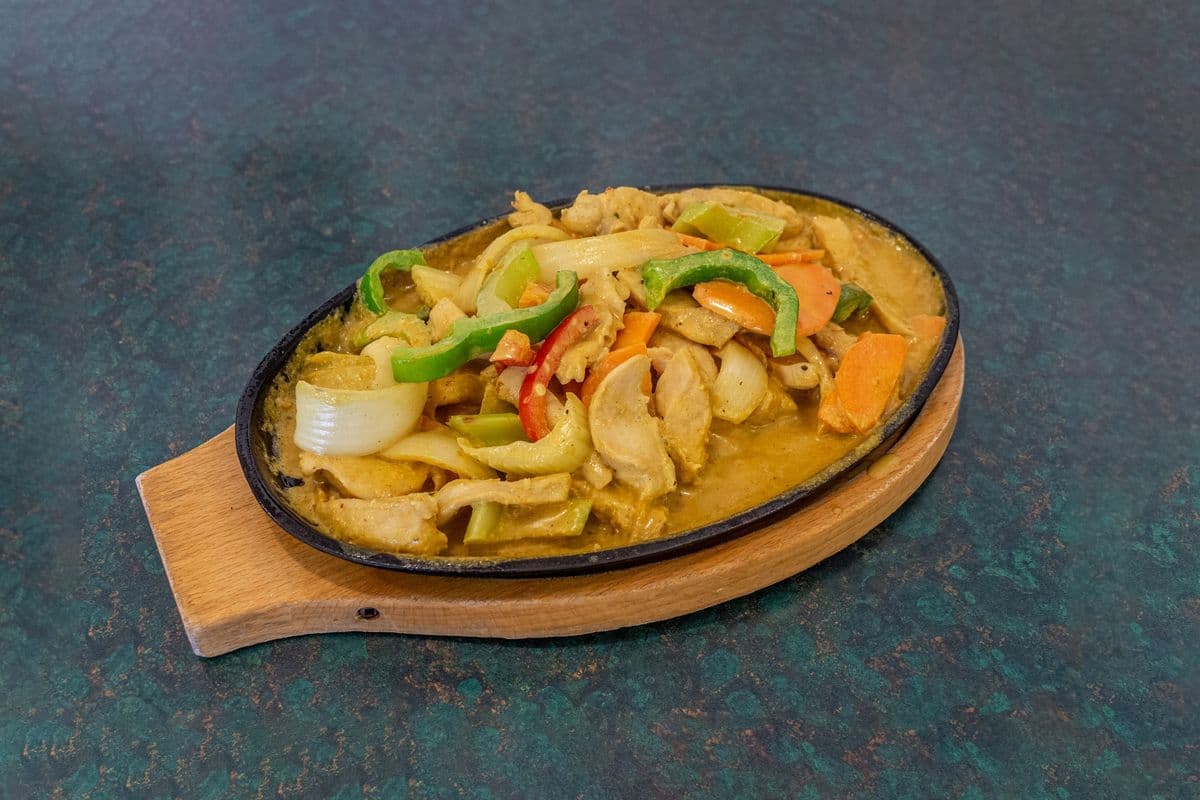 89. Chicken with Onions, Green Pepper, Carrot, Coconut Milk, and Curry Sauce