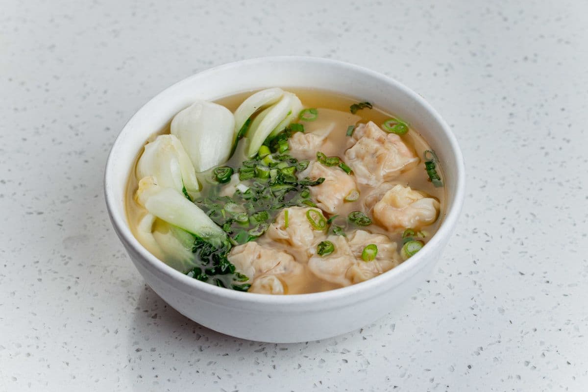 108. Shrimp Wonton Soup 鮮蝦雲吞湯