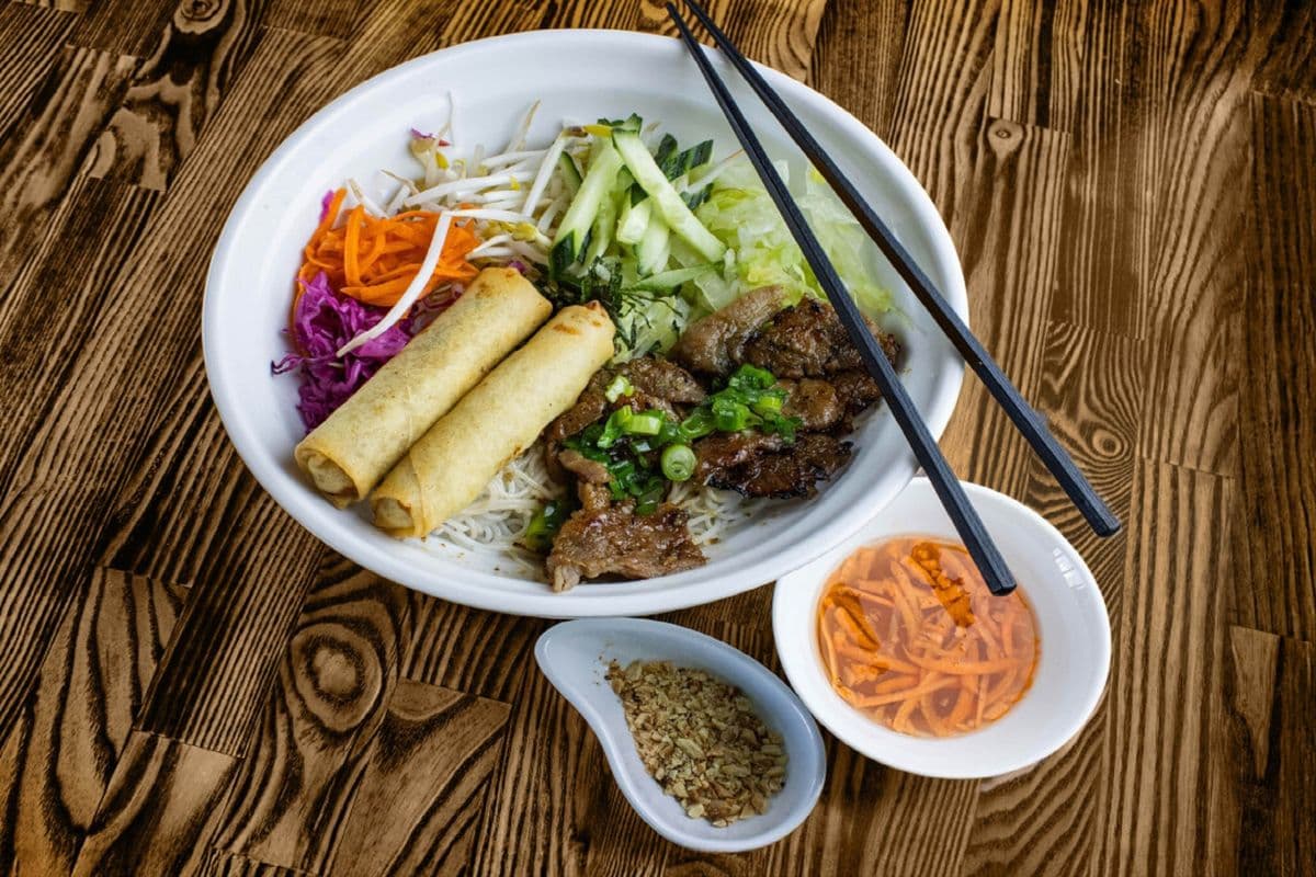 B5. Spring Roll and Grilled Pork / Bun Cha Gio Va Thit Heo Nuong