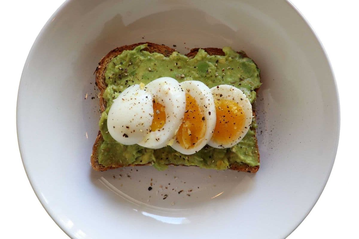 Egg Avocado Toast (390 Cal)