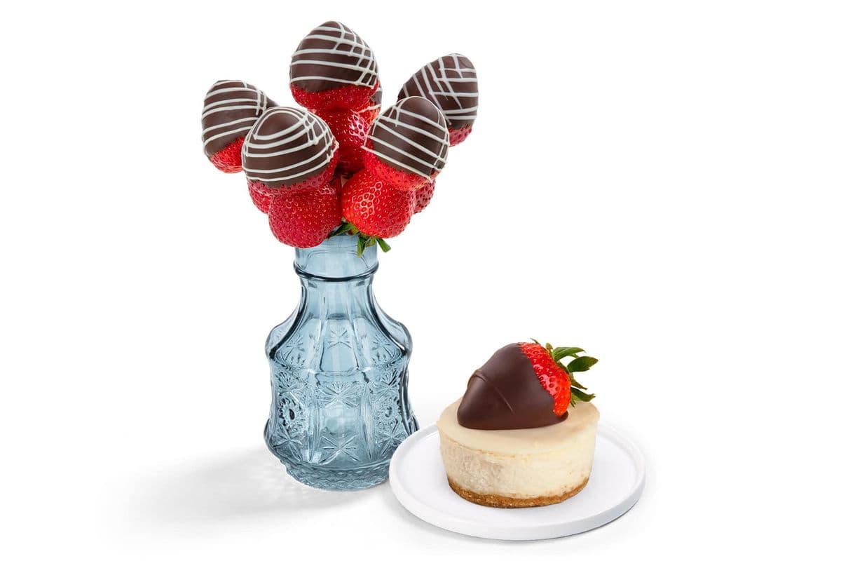 Arrangement de Fraises et Friandise / Berry Sweet Arrangement with a Treat