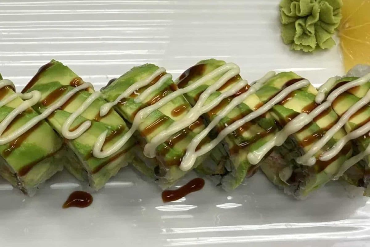 Green Dragon Roll (8 pcs)
