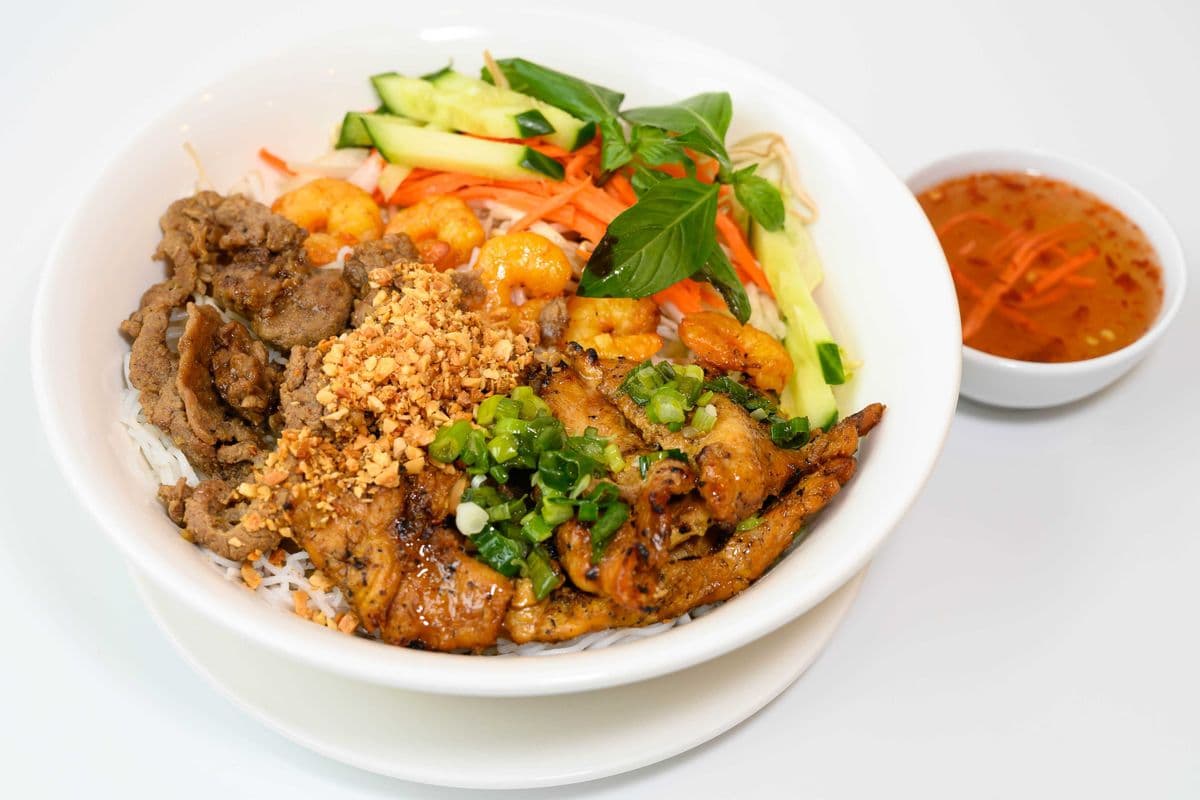 200. Grilled Beef, Grilled Chicken and Grilled Shrimps with Vermicelli