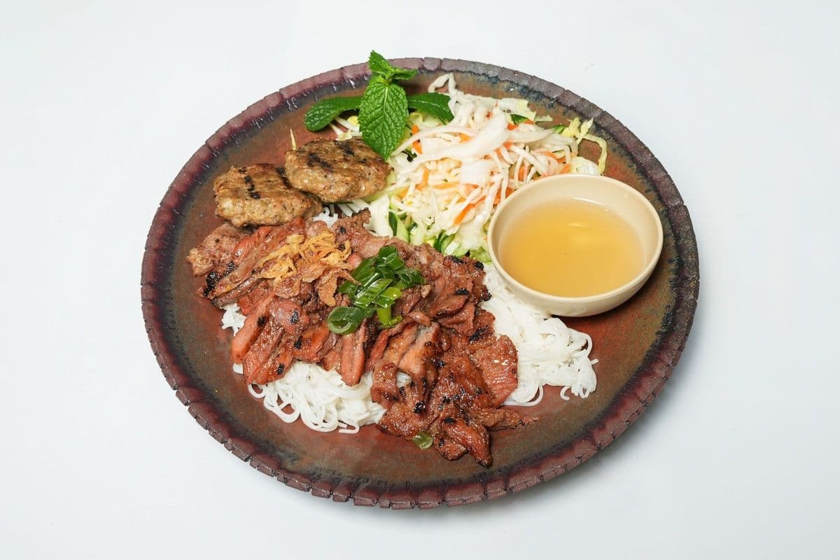 505. Grilled Meat & Vietnamese Sausage Vermicelli (Bun 1 Loại, 1 Nem)