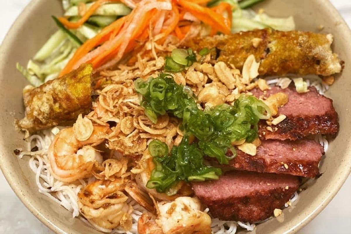 V7. Grilled Lemongrass Chicken, Beef and Spring Roll with Vermicelli / 燒蝦,燒稔豬肉,春卷米粉 / 구운 새우 & 돼지고기 비빔국수