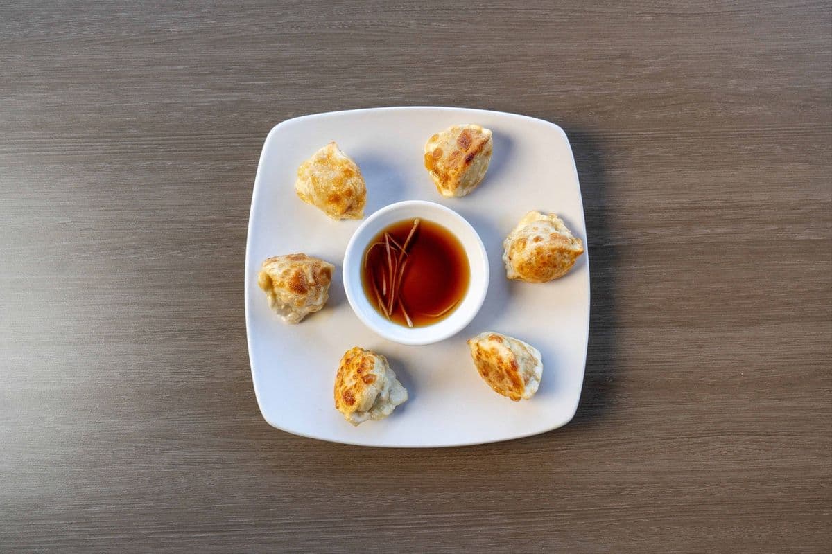 Pan-Fried Chicken Dumplings (6 pcs) 鸡肉锅贴
