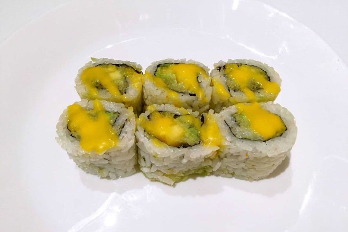 C30. Crispy Mango Avocado Roll (6 pcs)