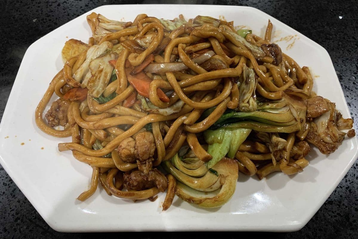 F8. Chicken Chow Mein (雞肉炒麵)