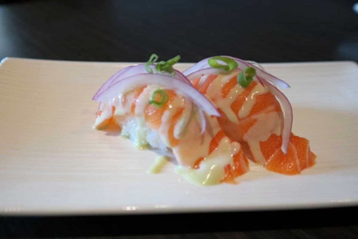 Onion Salmon Nigiri (2 pcs)