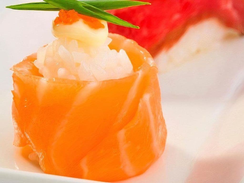 Salmon Rose Sushi (2 pcs)