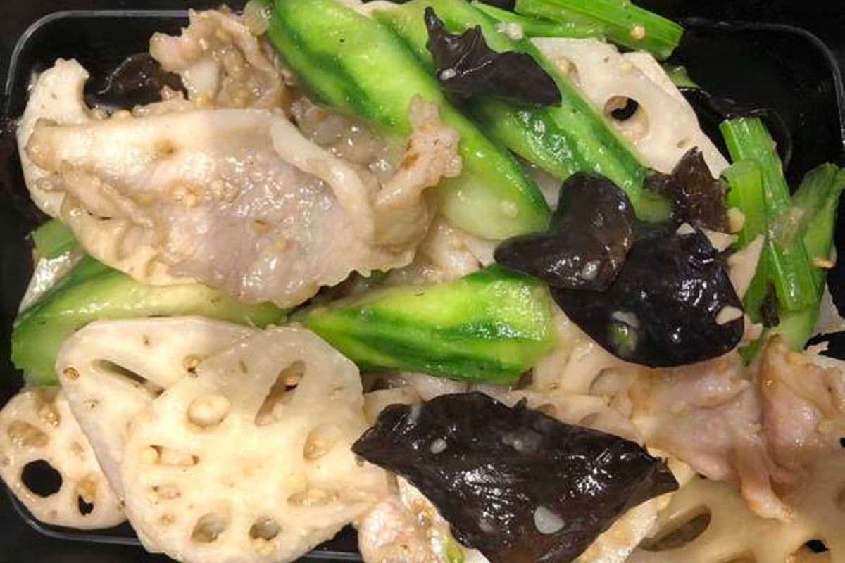 胜瓜莲藕云耳炒猪颈肉 Mix Vegetables and Pork Neck Meat