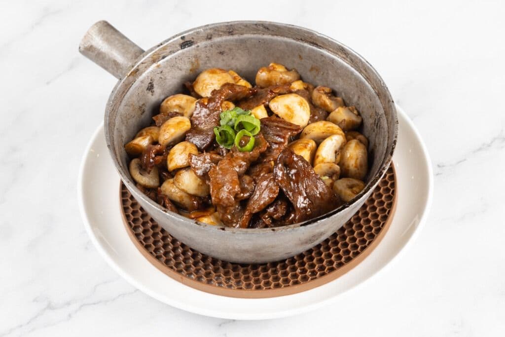 Beef with Fresh Mushroom in Hot Pot