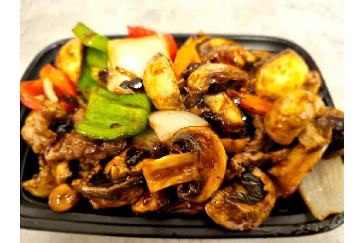 I10. Mushrooms in Black Bean Sauce with Chicken, Beef, or BBQ Pork