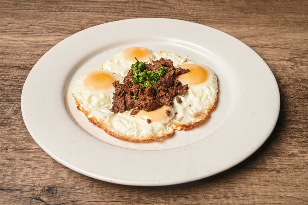 Oeufs au plat avec viande hachée / Fried Eggs with Minced Meat