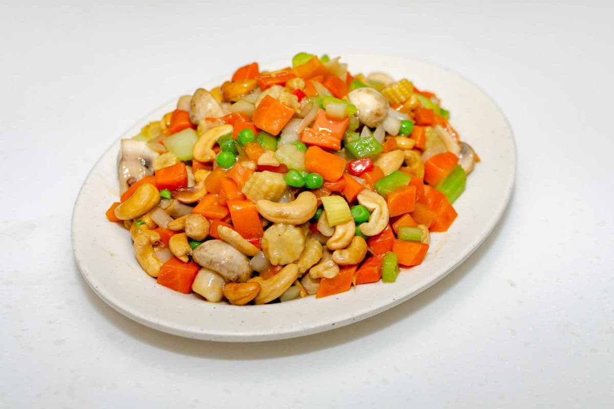 033 Diced Vegetables Stir-Fried with Cashew Nut and Peas 彩虹素丁炒腰果