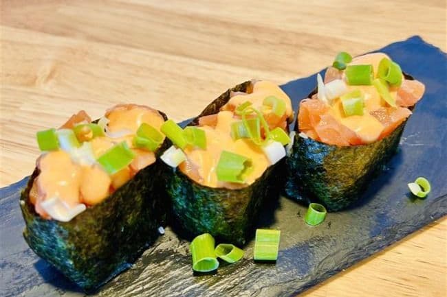 A. Spicy Salmon Gunkan Maki(3 pcs)