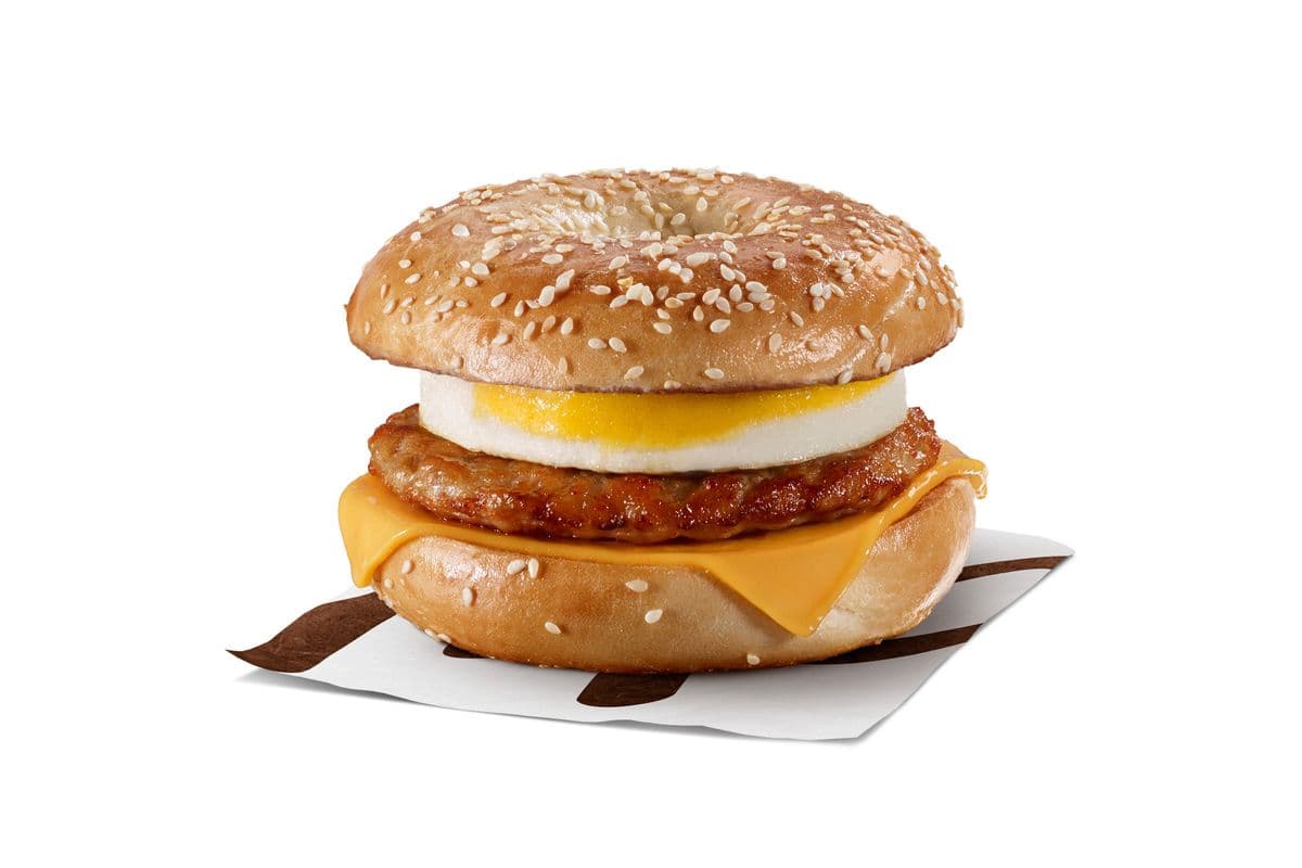 Bagel sésame avec saucisse et œuf [620.0 Cal]