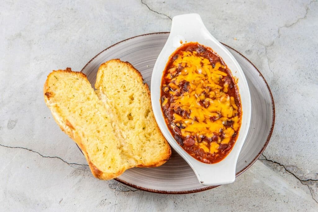 Chili (includes garlic bread)
