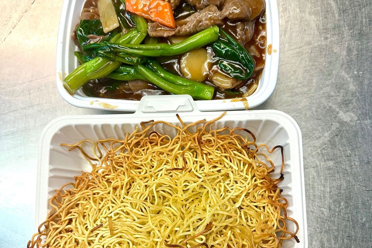 Boeuf et brocoli chow mein (nouilles croustillantes) / Beef with Chinese Broccoli Chow Mein (Crispy Noodle).