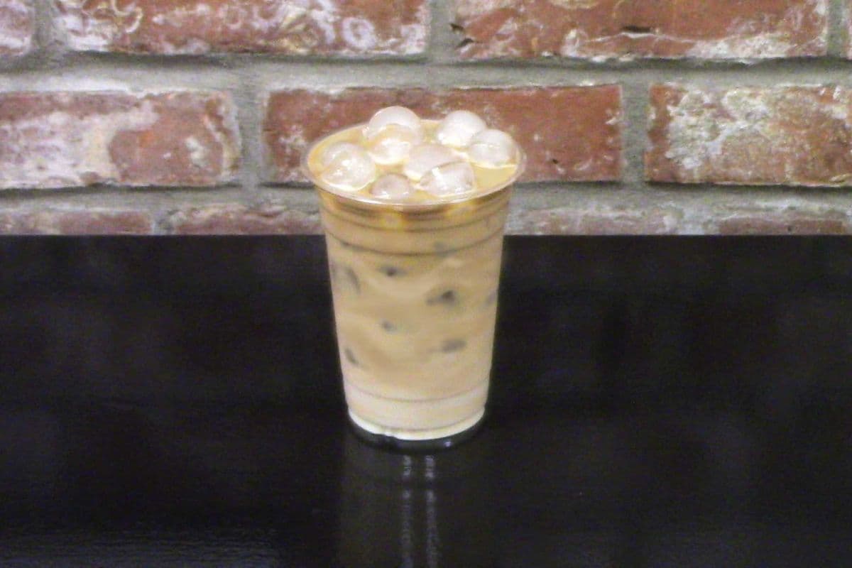 latte glacé (16 onces) / iced latte (16 ounces)