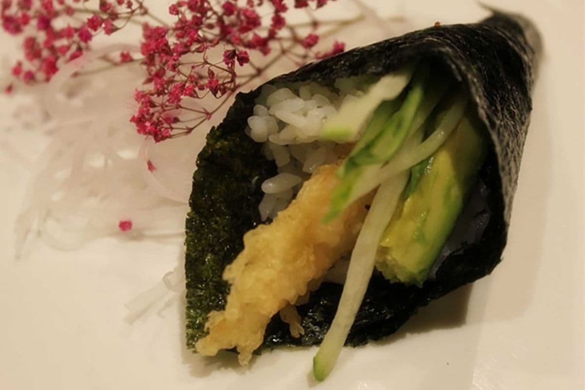 C13. Dynamite Hand Roll (2 pcs)