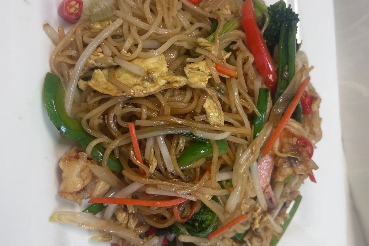 N8. Thai Stir-Fried Noodles - Shrimp