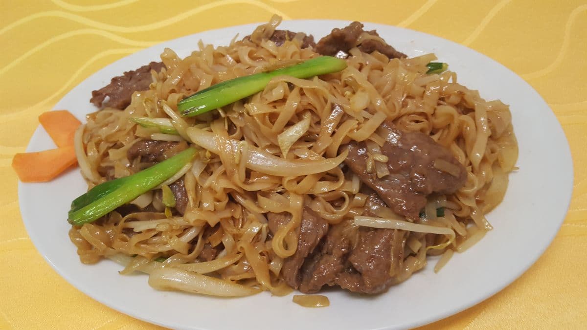 Dried Fried Flat Noodle with Beef