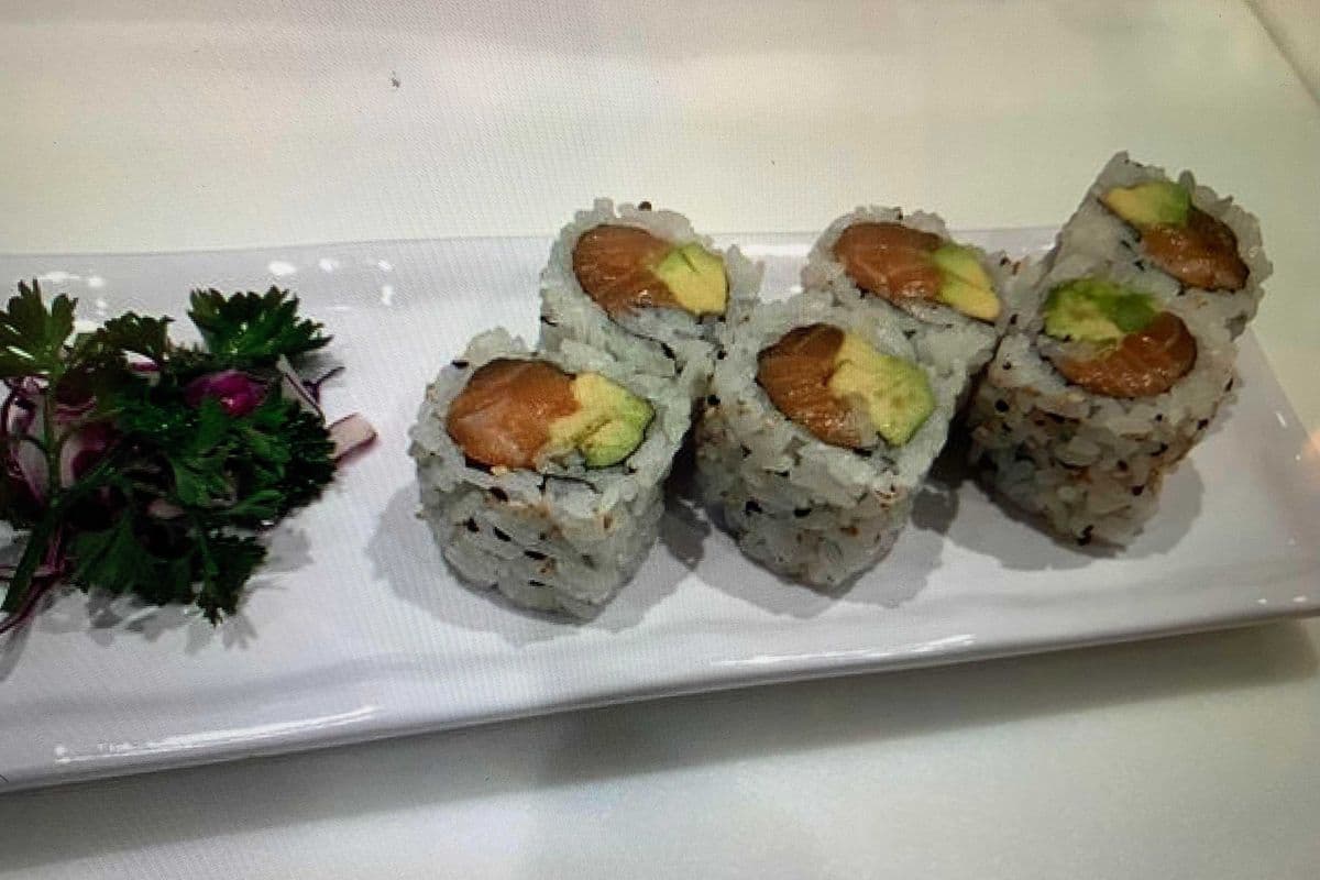 57. Saumon et avocat rouleau (6 mcx)