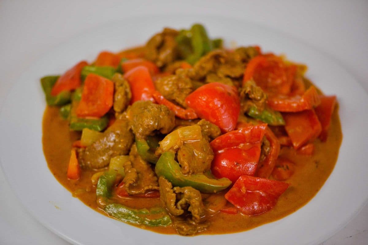 61. Stir-Fried Beef with Curry Sauce (with Bell Peppers & white onions, carrots) - Bo Xao Cari